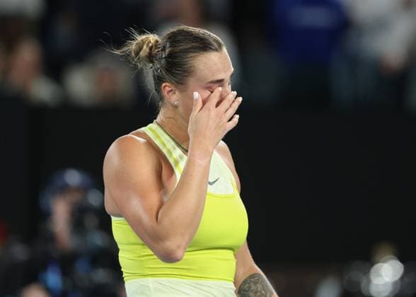 Finalistin Aryna Sabalenka verlaesst weinend den Platz kurz vor der Siegerehrung, Presentation Emotion, Endspiel, Final Australian Open 2025, Melbourne Park, Melbourne, Victoria, Australia. Copyright: xJuergenxHasenkopfx
