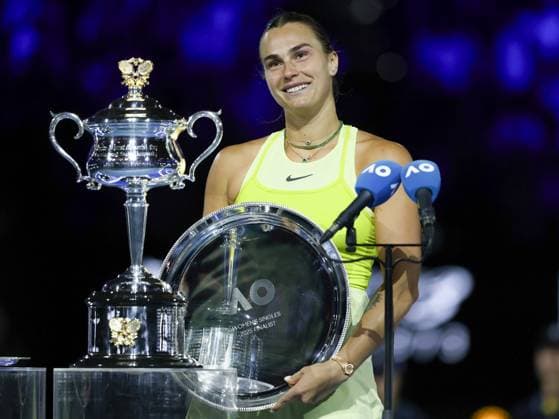 Finalistin Aryna Sabalenka mit der Schale, Siegerehrung,Pokal im Hintergrund,Siegerehrung, Presentation,Australian Open 2025, Melbourne Park, Melbourne, Victoria, Australia. Copyright: xJuergenxHasenkopfx