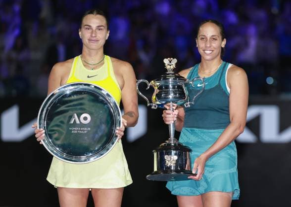Siegerin Madison Keys (USA) und Finalistin Aryna Sabalenka, Siegerehrung, Presentation, Australian Open 2025, Melbourne Park, Melbourne, Victoria, Australia. Copyright: xJuergenxHasenkopfx