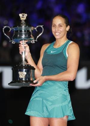 Madison Keys (USA) mit dem Pokal, Trophäe, Siegerehrung, Presentation, Australian Open 2025, Melbourne Park, Melbourne, Victoria, Australia. Copyright: xJuergenxHasenkopfx