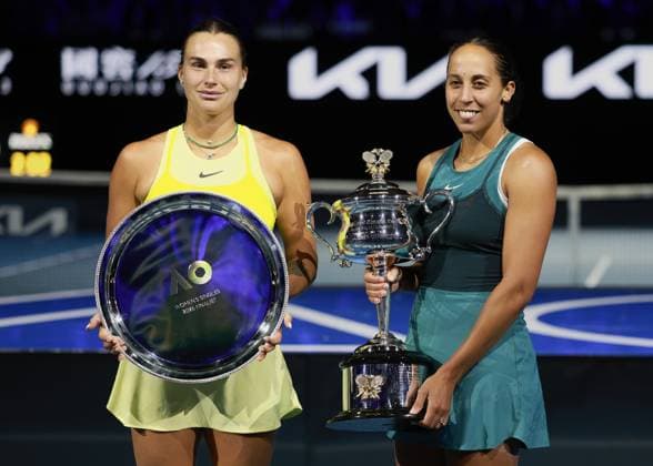 Siegerin Madison Keys (USA) und Finalistin Aryna Sabalenka, Siegerehrung, Presentation, Australian Open 2025, Melbourne Park, Melbourne, Victoria, Australia. Copyright: xJuergenxHasenkopfx