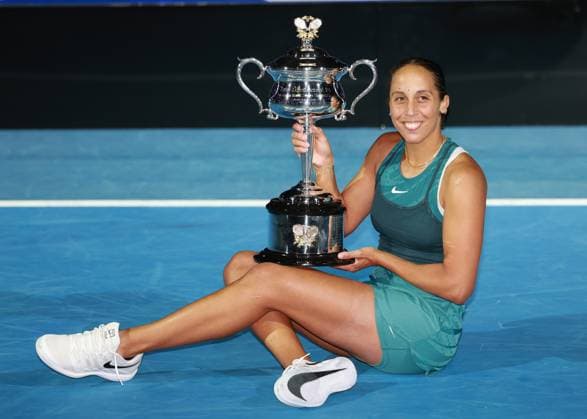 Madison Keys (USA) mit dem Pokal, Trophäe, Siegerehrung, Presentation, Australian Open 2025, Melbourne Park, Melbourne, Victoria, Australia. Copyright: xJuergenxHasenkopfx