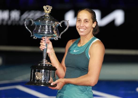 Madison Keys (USA) mit dem Pokal, Trophäe, Siegerehrung, Presentation, Australian Open 2025, Melbourne Park, Melbourne, Victoria, Australia. Copyright: xJuergenxHasenkopfx