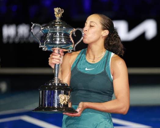 Madison Keys (USA) mit dem Pokal, Trophäe, Siegerehrung, Presentation, Australian Open 2025, Melbourne Park, Melbourne, Victoria, Australia. Copyright: xJuergenxHasenkopfx