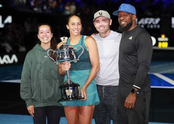Madison Keys (USA) mit dem Pokal und ihrem Team. Eheman Bjorn Fratangelo mit heller Kappe, Trophäe, Siegerehrung, Presentation, Australian Open 2025, Melbourne Park, Melbourne, Victoria, Australia. Copyright: xJuergenxHasenkopfx
