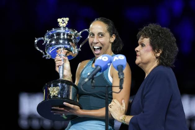 Tennis Legende Evonne Goolagong-Cawley uebergibt den Pokal an Madison Keys (USA), Australian Open 2025, Melbourne Park, Melbourne, Victoria, Australia. Copyright: xJuergenxHasenkopfx