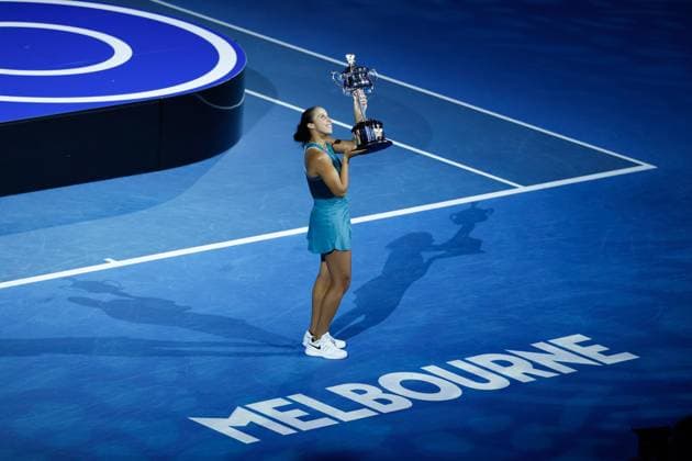 (250125) -- MELBOURNE, Jan. 25, 2025 -- Madison Keys poses with the trophy during the awarding ceremony after the women s singles final between Aryna Sabalenka of Belarus and Madison Keys of the United States at Australian Open tennis tournament in Melbourne, Australia, Jan. 25, 2025. (Photo by Xinhua) (SP)AUSTRALIA-MELBOURNE-TENNIS-AUSTRALIAN OPEN-WOMEN S SINGLES-FINAL ChuxChen 
