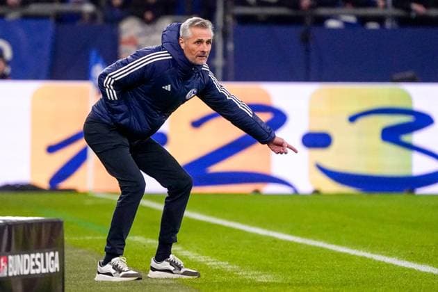 2025-01-25 FC Schalke 04 v 1. FC Nurnberg - 2. Bundesliga GELSENKIRCHEN, NETHERLANDS - JANUARY 25: Head Coach Kees van Wonderen of FC Schalke 04s gestures during the 2. Bundesliga match between FC Schalke 04 and 1. FC Nurnberg at Veltins-Arena on January 25, 2025 in Gelsenkirchen, Netherlands. Gelsenkirchen Veltins-Arena Netherlands Content not available for redistribution in The Netherlands directly or indirectly through any third parties. Copyright: xJeroenxMeuwsenx