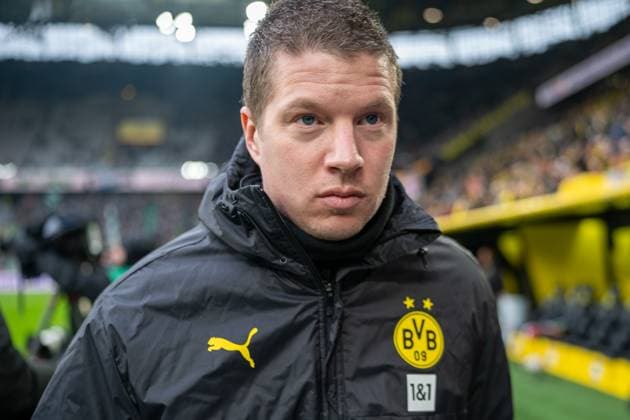 25.01.2025, Fussball: 1. Bundesliga, Saison 2024 2025, 19. Spieltag, Borussia Dortmund - SV Werder Bremen im Signal Iduna Park in Dortmund. Mike Tullberg (Borussia Dortmund, Interimstrainer) auf dem Weg zum Interview. Wichtiger Hinweis: Gemaess den Vorgaben der DFL Deutsche Fussball Liga bzw. des DFB Deutscher Fussball-Bund ist es untersagt, in dem Stadion und oder vom Spiel angefertigte Fotoaufnahmen in Form von Sequenzbildern und oder videoaehnlichen Fotostrecken zu verwerten bzw. verwerten zu lassen. Foto: Kirchner-Media Guido Kirchner *** 25 01 2025, Soccer 1 Bundesliga, Season 2024 2025, Matchday 19, Borussia Dortmund SV Werder Bremen at Signal Iduna Park in Dortmund Mike Tullberg Borussia Dortmund, interim coach on his way to the interview Important note According to the regulations of the DFL German Football League or the DFB German Football Association, it is prohibited to use or have used photographs taken in the stadium and or of the match in the form of sequential images and or video-like photo series Photo Kirchner Media Guido Kirchner Copyright: xKirchner-Media GuidoxKirchnerx