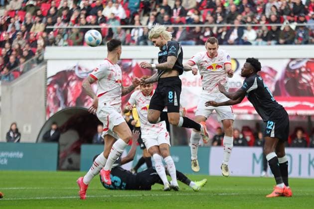 Sport Themen der Woche KW04 Sport Bilder des Tages 1. Bundesliga: RB Leipzig vs. Bayer 04 Leverkusen, 25.01.25 Robert Andrich (8, Bayer Leverkusen) klärt per Kopf. Fußball, 1. Bundesliga, Saison 2024 2025, 19. Spieltag: RB Leipzig vs. Bayer 04 Leverkusen am 25.01.25 in der Red Bull Arena, Leipzig. DFL REGULATIONS PROHIBIT ANY USE OF PHOTOGRAPHS AS IMAGE SEQUENCES AND OR QUASI-VIDEO. *** 1 Bundesliga RB Leipzig vs Bayer 04 Leverkusen, 25 01 25 Robert Andrich 8, Bayer Leverkusen clears by head Football, 1 Bundesliga, Season 2024 2025, Matchday 19 RB Leipzig vs Bayer 04 Leverkusen on 25 01 25 at Red Bull Arena, Leipzig DFL REGULATIONS PROHIBIT ANY USE OF PHOTOGRAPHS AS IMAGE SEQUENCES AND OR QUASI VIDEO Copyright: xBEAUTIFULxSPORTS JanxKaeferx