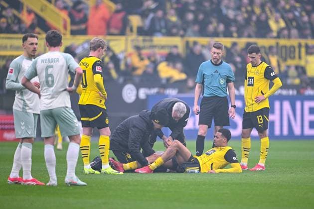 Sport Themen der Woche KW04 Sport Bilder des Tages 25.01.2025, Fussball, Bundesliga, 19. Spieltag Saison 2024 2025, Borussia Dortmund - SV Werder Bremen, Felix Nmecha (Borussia Dortmund) muss verletzt vom Platz. xRHR-FOTO TKx *** 25 01 2025, Football, Bundesliga, Matchday 19 Season 2024 2025, Borussia Dortmund SV Werder Bremen, Felix Nmecha Borussia Dortmund has to leave the pitch injured xRHR PHOTO TKx Copyright: RHR-FOTOx RHR-FOTO TK