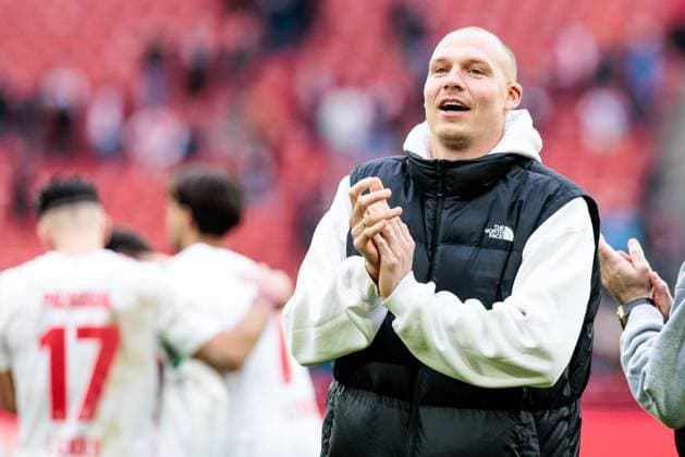 2. Fußball Bundesliga: 1. FC Köln - SV 07 Elversberg; 25.01.2025 Matthias Köbbing (1. FC Köln, 44) applaudiert Richtung Kurve 2. Fußball Bundesliga, 1. FC Köln - SV 07 Elversberg, Köln, Rheinenergiestadion am 25.01.2025 DFL REGULATIONS PROHIBIT ANY USE OF PHOTOGRAPHS AS IMAGE SEQUENCES AND OR QUASI-VIDEO. Copyright: xBEAUTIFULxSPORTS Wunderlx