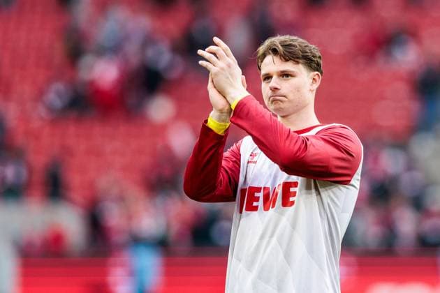 2. Fußball Bundesliga: 1. FC Köln - SV 07 Elversberg; 25.01.2025 Jonas Urbig (1. FC Köln, 40) applaudiert Richtung Kurve 2. Fußball Bundesliga, 1. FC Köln - SV 07 Elversberg, Köln, Rheinenergiestadion am 25.01.2025 DFL REGULATIONS PROHIBIT ANY USE OF PHOTOGRAPHS AS IMAGE SEQUENCES AND OR QUASI-VIDEO. Copyright: xBEAUTIFULxSPORTS Wunderlx