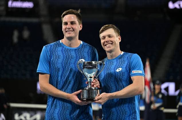 TENNIS AUSTRALIAN OPEN, Henry Patten of Great Britain (left) and Harri Heliovaara of Finland pose with their trophy after winning the men s doubles final against Simone Bolelli and Andrea Vavassori of Italy during the 2025 Australian Open at Melbourne Park in Melbourne, Saturday, January 25, 2025. ( NO ARCHIVING, EDITORIAL USE ONLY, NO USE IN BOOKS WITHOUT CONSENT MELBOURNE VICTORIA AUSTRALIA  Copyright: xJAMESxROSSx 20250126127110495423
