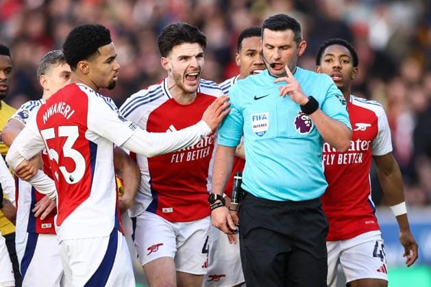 Bilder des Jahres 2025, Sport 01 Januar Sport Themen der Woche KW04 Sport Bilder des Tages Wolverhampton Wanderers v Arsenal 25 January 2025, Wolverhampton - Premier League Football - Wolverhampton Wanderers v Arsenal - Ethan Nwaneri, Declan Rice of Arsenal and Gabriel of Arsenal complain to match referee Michael Oliver after a red card was given to Myles Lewis-Skelly of Arsenal - Photo: Jacques Feeney Offside. Wolverhampton UK *** Wolverhampton Wanderers gegen Arsenal 25. Januar 2025, Wolverhampton Premier League Fußball Wolverhampton Wanderers gegen Arsenal Ethan Nwaneri, Declan Rice von Arsenal und Gabriel von Arsenal beschweren sich bei Schiedsrichter Michael Oliver nach einer roten Karte für Myles Lewis Skelly von Arsenal Foto Jacques Feeney Abseits Wolverhampton UK  Copyright: xJacquesxFeeneyx xOffsidexOffside