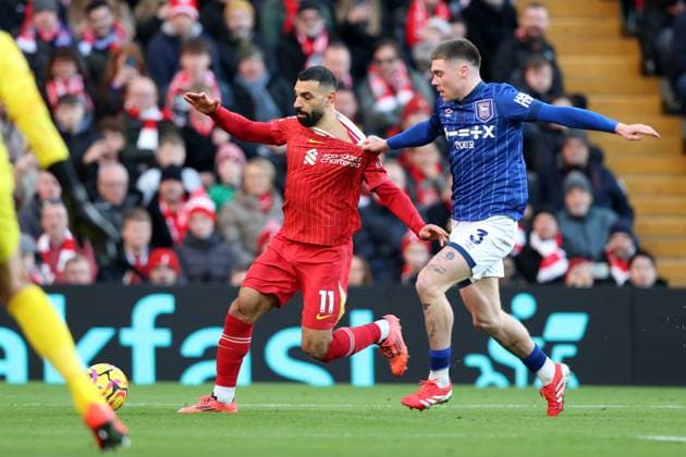 Sport Themen der Woche KW04 Sport Bilder des Tages Liverpool FC v Ipswich Town 25 January 2025 Liverpool - Premier League Football - Liverpool FC v Ipswich Town - Leif Davis of Ipswich Town pulls the shirt of Mohamed Salah of Liverpool - (Photo by Mark Leech). Liverpool *** Liverpool FC gegen Ipswich Town 25. Januar 2025 Liverpool Premier League Fußball Liverpool FC gegen Ipswich Town Leif Davis von Ipswich Town zieht am Trikot von Mohamed Salah von Liverpool Foto  Copyright: xMarkxLeechxOffside