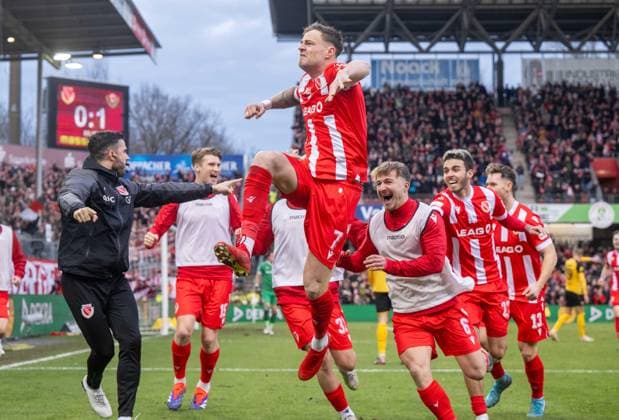 Fussball, Herren, Saison 2024 2025, 3. Liga (21. Spieltag), FC FC Energie Cottbus - SG Dynamo Dresden, Timmy Thiele (Energie Cottbus), Jubel nach Tor zum 1:1, 25.01. 2025, Copyright: xMatthiasxKochx