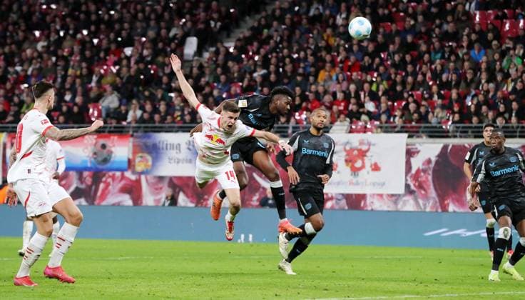 Bilder des Jahres 2025, Sport 01 Januar Sport Themen der Woche KW04 Sport Bilder des Tages Christoph Baumgartner, Edmond Tapsoba erzielt das Eigentoror zum 2:2 Ausgleich Fußball Fussball DFL Bundesliga Herren 19. Spieltag Saison 2024 2025 25.01.2025 RasenBallsport RB Leipzig RBL vs. Bayer 04 Leverkusen in der RedBull Arena DFL regulations prohibit any use of photographs as image sequences and or quasi-video. *** Christoph Baumgartner, Edmond Tapsoba scores the own goal to equalize 2 2 Sport Football Soccer DFL Bundesliga Men 19 Matchday Season 2024 2025 25 01 2025 RasenBallsport RB Leipzig RBL vs Bayer 04 Leverkusen at RedBull Arena DFL regulations prohibit any use of photographs as image sequences and or quasi video