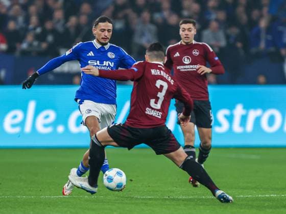 Taylan Bulut (FC Schalke 04, 31) im Zweikampf gegen Danilo Soares (FC Nürnberg Nuernberg, 03), GER, FC Schalke 04 vs. FC Nürnberg Nuernberg, Fussball, 2. Bundesliga, 19. Spieltag, Spielzeit 2024 2025, 25.01.2025, DFL DFB REGULATIONS PROHIBIT ANY USE OF PHOTOGRAPHS AS IMAGE SEQUENCES AND OR QUASI-VIDEO, GER, FC Schalke 04 vs. FC Nürnberg Nuernberg, Fussball, 2. Bundesliga, 19. Spieltag, Spielzeit 2024 2025, 25.01.2025 Gelsenkirchen Copyright: xGabrielxBoiax EP_EER