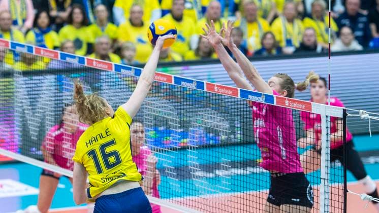 15.1.2025, Volleyball, Frauen, VBL, 1. VBL, 1. Volleyball-Bundesliga, 21.Spieltag, SSC Palmberg Schwerin - VC Wiesbaden Marie Hänle (SSC Palmberg Schwerin, li.) gegen Jonna Wasserfaller (VC Wiesbaden) Schwerin Palmberg Arena Mecklenburg-Vorpommern Deutschland