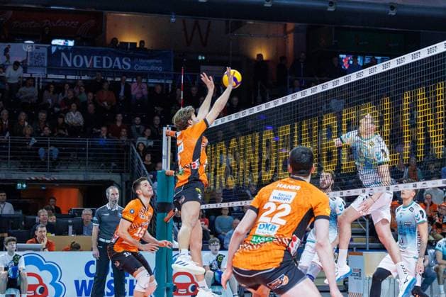 Matthew Knigge (BR Volleys, 02)kann den Ball abwehren, BRVolleys vs SWD Powervolleys Düren, 1.Bundesliga, 2025_01_25 Berlin Berlin Land Copyright: xFootxBowl ThomasxSobotzkix