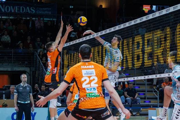 Moritz Reichert (BR Volleys, 15) springt zum Netz, um den Ball abzuwehren, BRVolleys vs SWD Powervolleys Düren, 1.Bundesliga, 2025_01_25 Berlin Berlin Land Copyright: xFootxBowl ThomasxSobotzkix