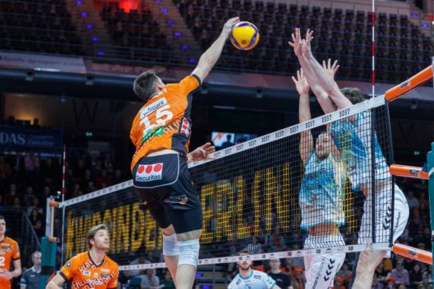 Moritz Reichert (BR Volleys, 15) schmettert den Ball über das Netz, BRVolleys vs SWD Powervolleys Düren, 1.Bundesliga, 2025_01_25 Berlin Berlin Land Copyright: xFootxBowl ThomasxSobotzkix