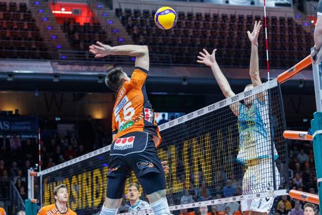 Moritz Reichert (BR Volleys, 15)mit dem Schmetterball, BRVolleys vs SWD Powervolleys Düren, 1.Bundesliga, 2025_01_25 Berlin Berlin Land Copyright: xFootxBowl ThomasxSobotzkix