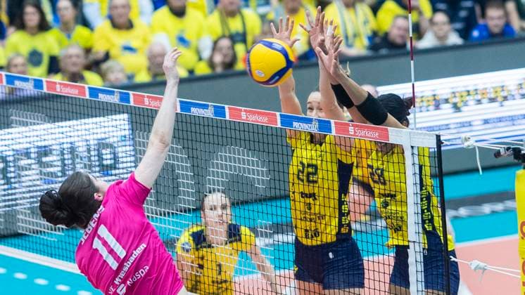 15.1.2025, Volleyball, Frauen, VBL, 1. VBL, 1. Volleyball-Bundesliga, 21.Spieltag, SSC Palmberg Schwerin - VC Wiesbaden Celine Jebens (VC Wiesbaden, li.) gegen Jaelyn Keene (SSC Palmberg Schwerin, Mitte) und Pimpichaya Beem Kokram (SSC Palmberg Schwerin, re.) Schwerin Palmberg Arena Mecklenburg-Vorpommern Deutschland