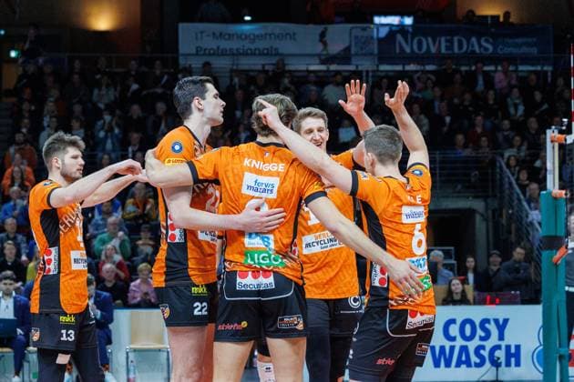 die BR Volleys jubeln nach dem Punktgewinn, Emotionen, BRVolleys vs SWD Powervolleys Düren, 1.Bundesliga, 2025_01_25 Berlin Berlin Land Copyright: xFootxBowl ThomasxSobotzkix
