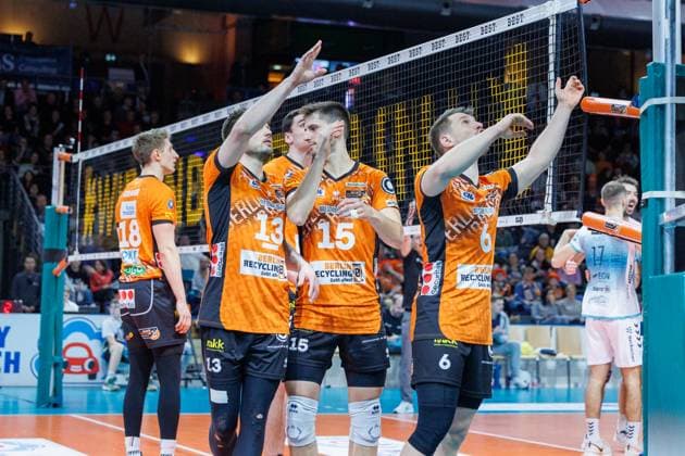 Ruben Schott (BR Volleys, 13), Moritz Reichert (BR Volleys, 15) und Johannes Tille (BR Volleys, 06) diskutieren mit dem Schiedsrichter, BRVolleys vs SWD Powervolleys Düren, 1.Bundesliga, 2025_01_25 Berlin Berlin Land Copyright: xFootxBowl ThomasxSobotzkix
