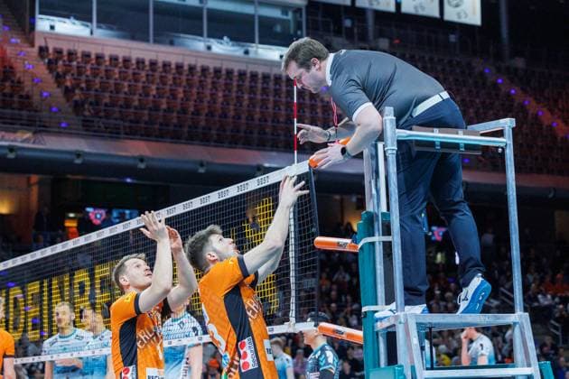 Johannes Tille (BR Volleys, 06) und Ruben Schott (BR Volleys, 13) diskutieren mit dem Schiedsrichter, BRVolleys vs SWD Powervolleys Düren, 1.Bundesliga, 2025_01_25 Berlin Berlin Land Copyright: xFootxBowl ThomasxSobotzkix