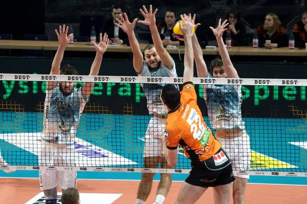 DEU, DVV, 1.VBL, BR Volleys vs. Dueren, 25.01.2025, Max-Schmeling-Halle, Berlin, DEU, DVV, 1.VBL, BR Volleys vs. Dueren, im Bild Jake Hanes (BR Volleys 22), Robin Baghdady (Dueren 8), Franois Huetz (Dueren 17), Matthew Neaves (Dueren 14) Foto: Juergen Engler nordphoto GmbH