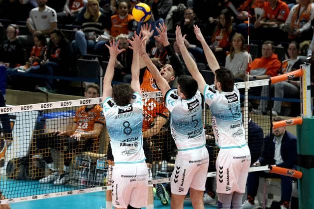 Sport Themen der Woche KW04 Sport Bilder des Tages DEU, DVV, 1.VBL, BR Volleys vs. Dueren, 25.01.2025, Max-Schmeling-Halle, Berlin, DEU, DVV, 1.VBL, BR Volleys vs. Dueren, im Bild Moritz Reichert (BR Volleys 15), Robin Baghdady (Dueren 8), Imanol Salazar (Dueren 5), Matthew Neaves (Dueren 14) Foto: Juergen Engler nordphoto GmbH *** DEU, DVV, 1 VBL, BR Volleys vs Dueren, 25 01 2025, Max Schmeling Halle, Berlin, DEU, DVV, 1 VBL, BR Volleys vs Dueren, in the picture Moritz Reichert BR Volleys 15 , Robin Baghdady Dueren 8 , Imanol Salazar Dueren 5 , Matthew Neaves Dueren 14 Photo Juergen Engler nordphoto GmbH nordphotoxGmbHx xEngler nph00076