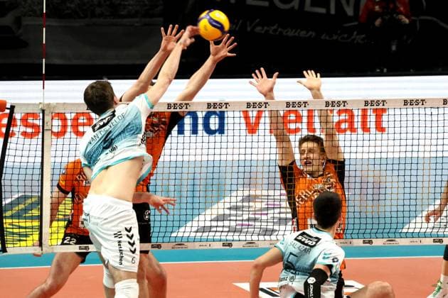 DEU, DVV, 1.VBL, BR Volleys vs. Dueren, 25.01.2025, Max-Schmeling-Halle, Berlin, DEU, DVV, 1.VBL, BR Volleys vs. Dueren, im Bild Johannes Tille (BR Volleys 6), Florian Krage (BR Volleys 18), Robbe Van de Velde Gavlas (Dueren 6) Foto: Juergen Engler nordphoto GmbH