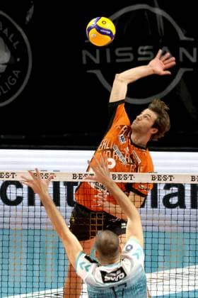 DEU, DVV, 1.VBL, BR Volleys vs. Dueren, 25.01.2025, Max-Schmeling-Halle, Berlin, DEU, DVV, 1.VBL, BR Volleys vs. Dueren, im Bild Matthew Knigge (BR Volleys 2), Franois Huetz (Dueren 17) Foto: Juergen Engler nordphoto GmbH