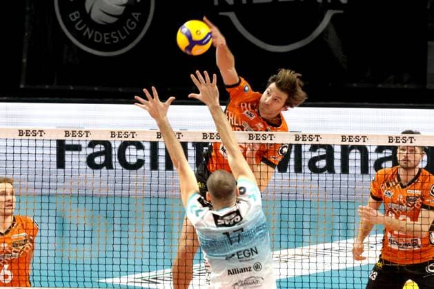 DEU, DVV, 1.VBL, BR Volleys vs. Dueren, 25.01.2025, Max-Schmeling-Halle, Berlin, DEU, DVV, 1.VBL, BR Volleys vs. Dueren, im Bild Matthew Knigge (BR Volleys 2), Franois Huetz (Dueren 17) Foto: Juergen Engler nordphoto GmbH