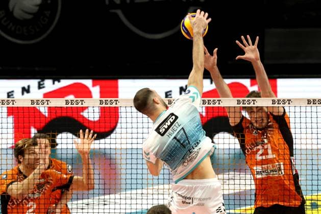 DEU, DVV, 1.VBL, BR Volleys vs. Dueren, 25.01.2025, Max-Schmeling-Halle, Berlin, DEU, DVV, 1.VBL, BR Volleys vs. Dueren, im Bild Tobias Krick (BR Volleys 21), Franois Huetz (Dueren 17) Foto: Juergen Engler nordphoto GmbH