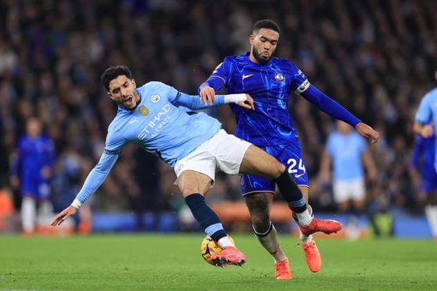 Sport Themen der Woche KW04 Football - Premier League - Manchester City v Chelsea 25th January 2025 - Premier League - Manchester City v Chelsea - Omar Marmoush of Manchester City battles with Reece James of Chelsea - Photo: Simon Stacpoole Offside. Manchester UK *** Fußball Premier League Manchester City gegen Chelsea 25. Januar 2025 Premier League Manchester City gegen Chelsea Omar Marmoush von Manchester City kämpft mit Reece James von Chelsea Foto Simon Stacpoole Abseits Manchester UK  Copyright: xSimonxStacpoolexOffside
