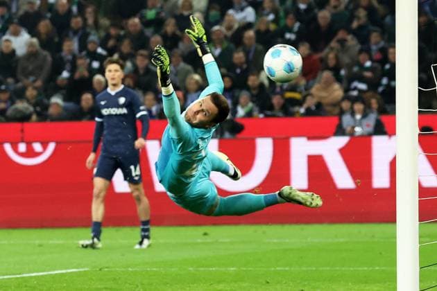 Sport Bilder des Tages Moenchengladbach, Borussia Park, 25.01.25, GER, Herren, 1.Bundesliga, Saison 2024-2025, Borussia Moenchengladbach - VfL Bochum Bild: Rocco REITZ (Gladbach, nicht im Bild) macht das Tor zum 1:0. Torwart Patrick DREWES (Bochum) schaut hinterher DFL regulations prohibit any use of photographs as image sequences and or quasi-video. Nordrhein-Westfalen Deutschland