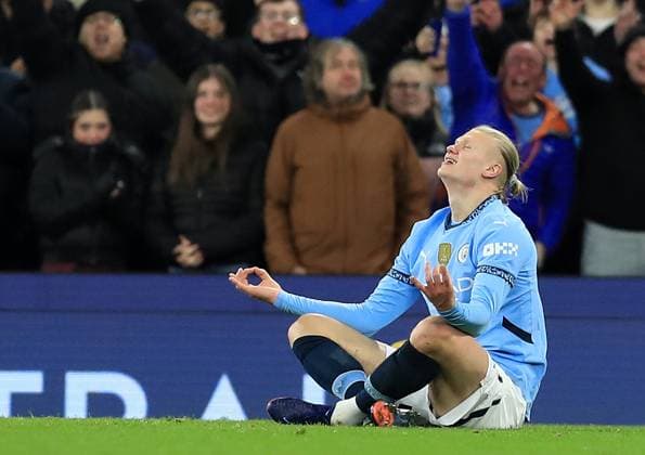 Sport Themen der Woche KW04 Sport Bilder des Tages 25th January 2025; Etihad Stadium, Manchester, England; Premier League Football, Manchester City versus Chelsea; Erling Haaland of Manchester City celebrates with a yoga pose after scoring for 2-1 after 68 minutes  ActionPlus12743698 DavidxBlunsden