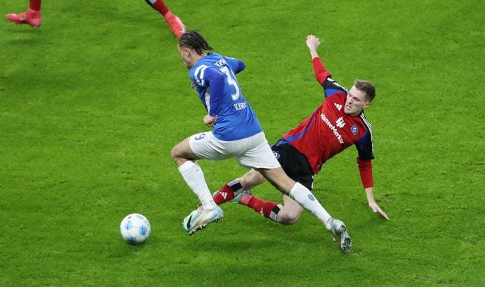 Sport Bilder des Tages Derry Scherhant am Ball, Emir Sahiti Zweikampf Spielszene Aktion Fußball Fussball DFL 2.Bundesliga Herren 19. Spieltag Saison 2024 2025 25.12.2024 Hertha BSC Berlin vs. Hamburger SV HSV DFL regulations prohibit any use of photographs as image sequences and or quasi-video