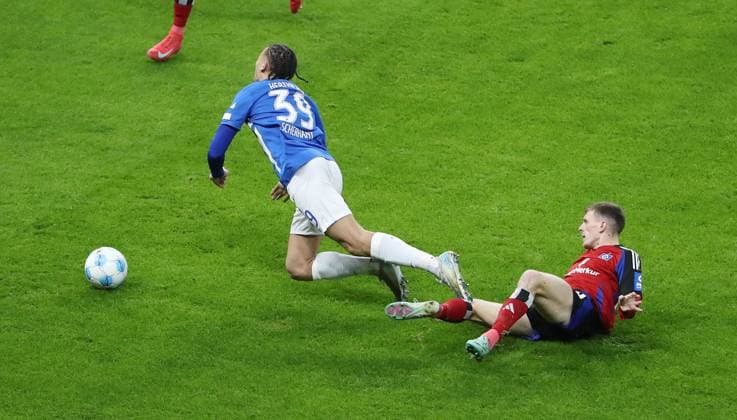 Derry Scherhant am Ball, Emir Sahiti Zweikampf Spielszene Aktion Fußball Fussball DFL 2.Bundesliga Herren 19. Spieltag Saison 2024 2025 25.12.2024 Hertha BSC Berlin vs. Hamburger SV HSV DFL regulations prohibit any use of photographs as image sequences and or quasi-video