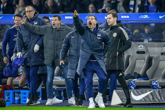 25.01.2025, xlakx, Fussball 2.Bundesliga, Hertha BSC Berlin - Hamburger SV emspor, v.l. Christian Fiel (Hertha BSC Trainer),gibt Anweisungen, gestikuliert mit den Armen, gesticulate, gives instructions (DFL DFB REGULATIONS PROHIBIT ANY USE OF PHOTOGRAPHS as IMAGE SEQUENCES and or QUASI-VIDEO) Daniel Lakomski Jan Huebner Berlin