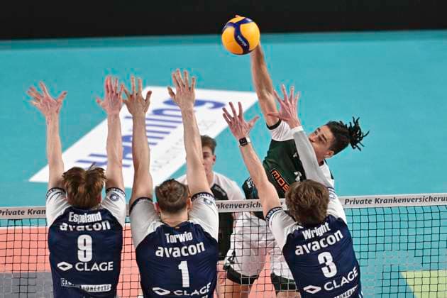 GER; 1.VBL, SVG Lueneburg vs FT 1844 Freiburg 25.01.2025, LKH Arena, Lueneburg, GER; 1. VBL, SVG Lueneburg vs FT 1844 Freiburg im Bild Kevin Kobrine (Freiburg 04) versucht sich gegen Oskar Espeland (Lueneburg 09), Simon Torwie (Lueneburg 01) und Michael Patrick Wright (Lueneburg 03) durchzusetzen