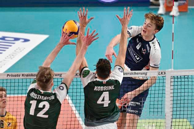 GER; 1.VBL, SVG Lueneburg vs FT 1844 Freiburg 25.01.2025, LKH Arena, Lueneburg, GER; 1. VBL, SVG Lueneburg vs FT 1844 Freiburg im Bild Oskar Espeland (Lueneburg 09) versucht sich gegen Liam Kristjanson (Freiburg 12) und Kevin Kobrine (Freiburg 04) durchzusetzen