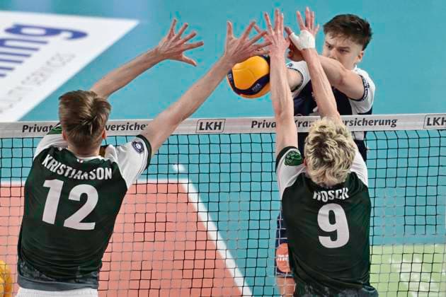 GER; 1.VBL, SVG Lueneburg vs FT 1844 Freiburg 25.01.2025, LKH Arena, Lueneburg, GER; 1. VBL, SVG Lueneburg vs FT 1844 Freiburg im Bild Theo Mohwinkel (Lueneburg 08) versucht sich gegen Liam Kristjanson (Freiburg 12) und Fabian Hosch (Freiburg 09) durchzusetzen