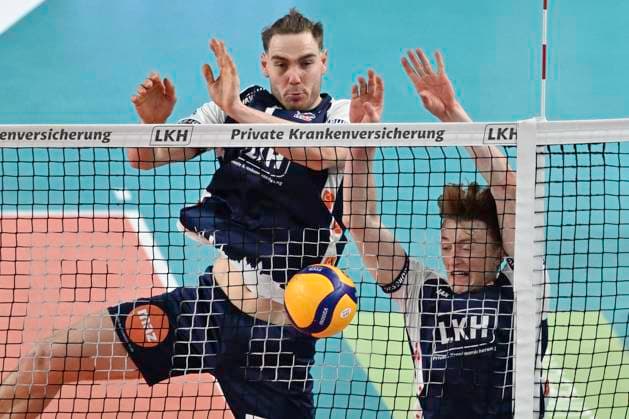 GER; 1.VBL, SVG Lueneburg vs FT 1844 Freiburg 25.01.2025, LKH Arena, Lueneburg, GER; 1. VBL, SVG Lueneburg vs FT 1844 Freiburg im Bild Simon Torwie (Lueneburg 01) und Oskar Espeland (Lueneburg 09) am Netz beim Blocken