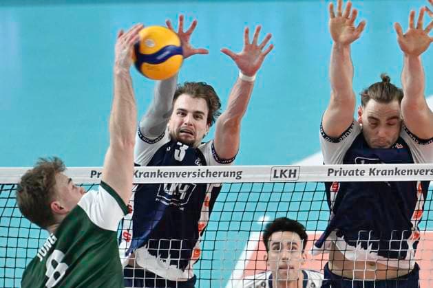 GER; 1.VBL, SVG Lueneburg vs FT 1844 Freiburg 25.01.2025, LKH Arena, Lueneburg, GER; 1. VBL, SVG Lueneburg vs FT 1844 Freiburg im Bild Fredrik Frisch (Freiburg 06) versucht sich gegen Michael Patrick Wright (Lueneburg 03) und Simon Torwie (Lueneburg 01) durchzusetzen