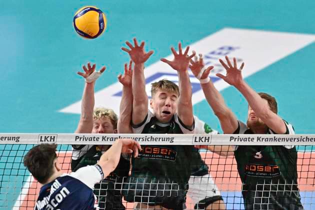 Sport Themen der Woche KW04 Sport Bilder des Tages GER; 1.VBL, SVG Lueneburg vs FT 1844 Freiburg 25.01.2025, LKH Arena, Lueneburg, GER; 1. VBL, SVG Lueneburg vs FT 1844 Freiburg im Bild Oskar Espeland (Lueneburg 09) versucht sich gegen Fabian Hosch (Freiburg 03), Liam Kristjanson (Freiburg 12) und Yannik Harms (Freiburg 03) durchzusetzen *** GER 1 VBL, SVG Lueneburg vs FT 1844 Freiburg 25 01 2025, LKH Arena, Lueneburg, GER 1 VBL, SVG Lueneburg vs FT 1844 Freiburg in the picture Oskar Espeland Lueneburg 09 tries to assert himself against Fabian Hosch Freiburg 03 , Liam Kristjanson Freiburg 12 and Yannik Harms Freiburg 03 nordphotoxGmbH xWitke nph00002